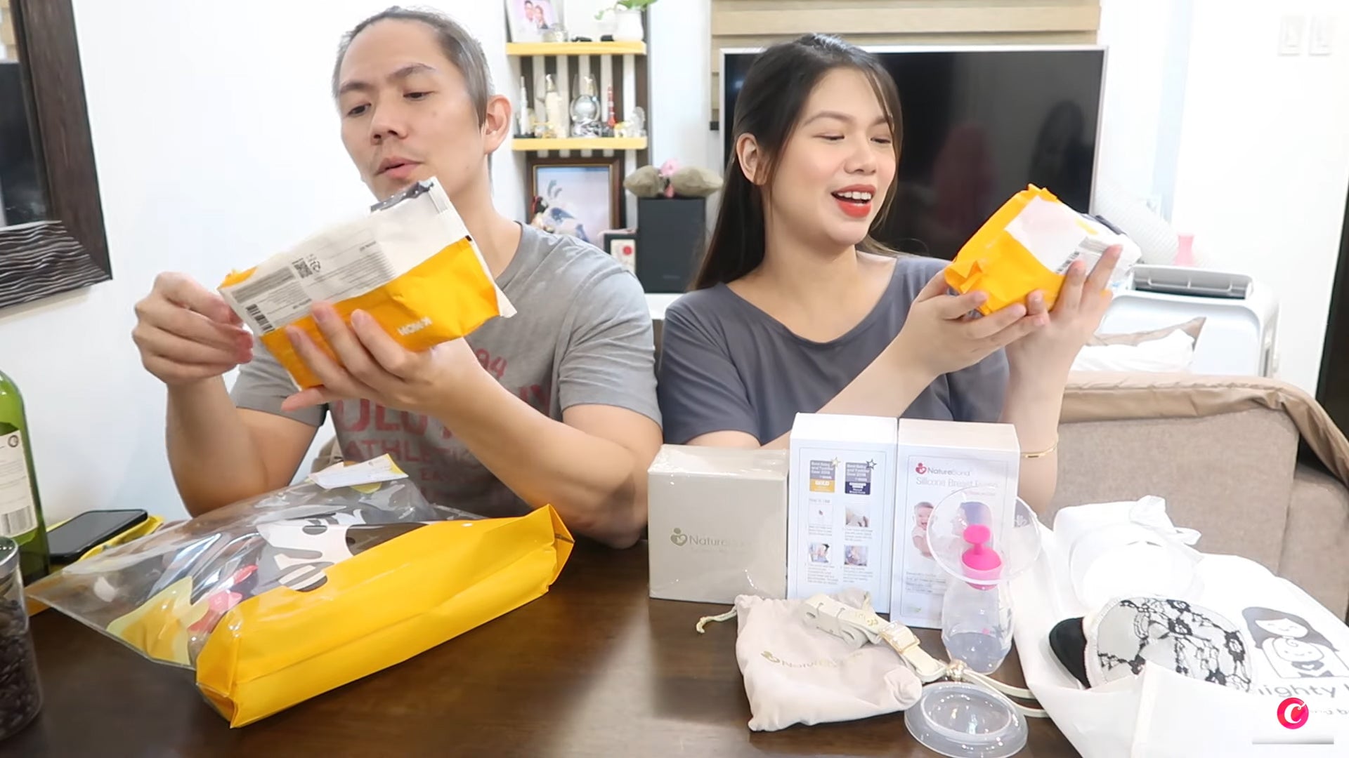 K-Mom and Naturebond featured in Candy Inoue's Baby Gifts Mini Haul